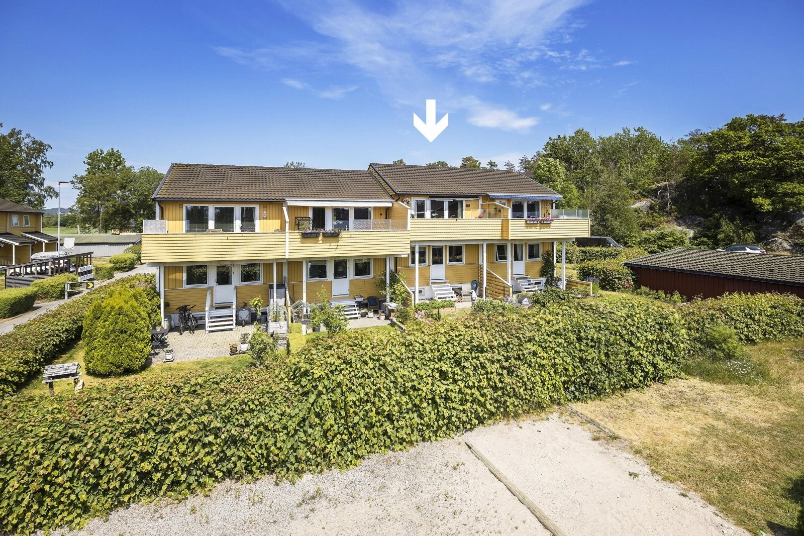 Eiendommen ligger fint til i ytterkanten av et trivelig boligområde med herlige uteplasser. Galleribilde