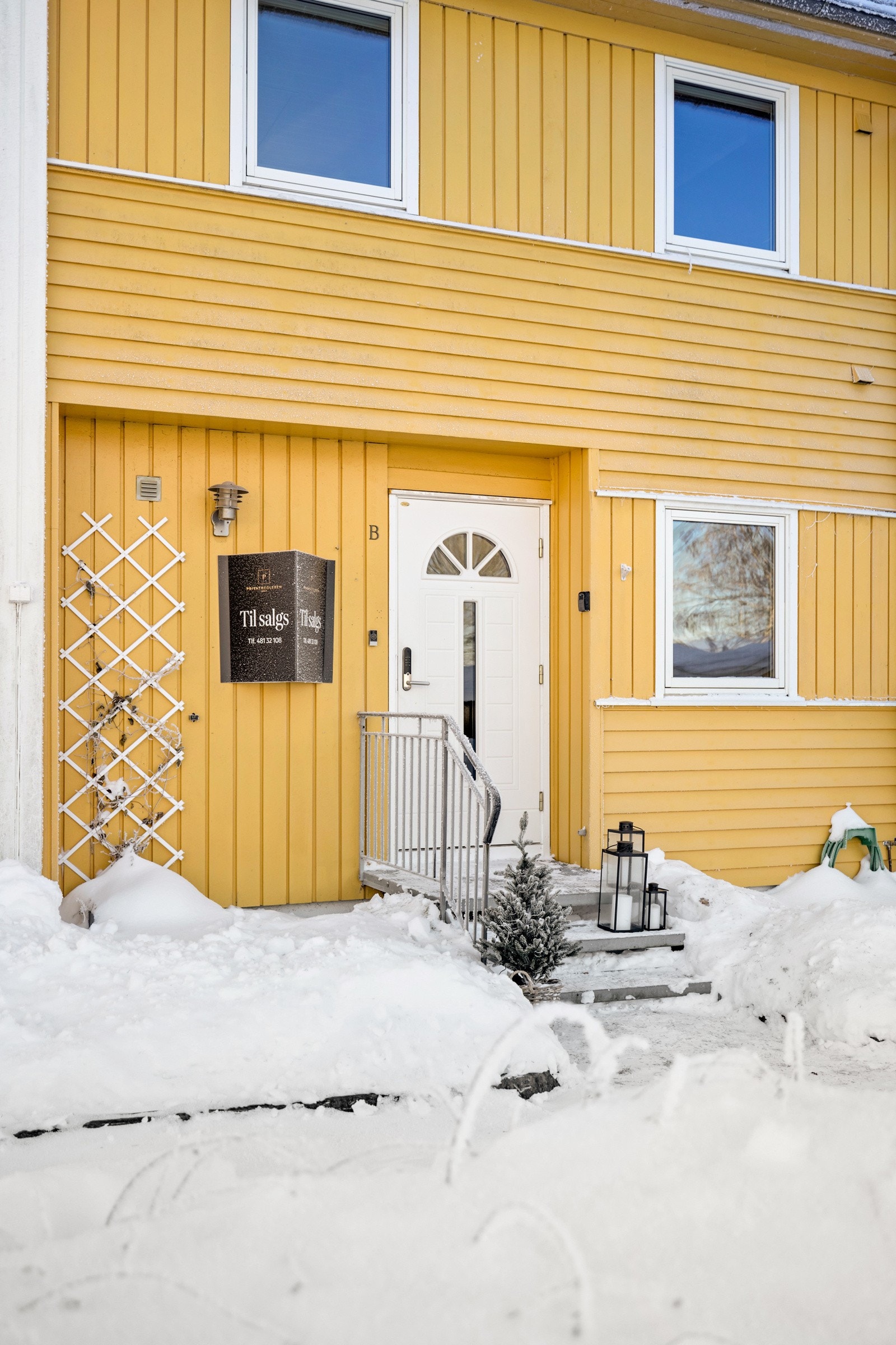 Skytterveien 25 B er et velholdt rekkehus over tre etasjer. Galleribilde