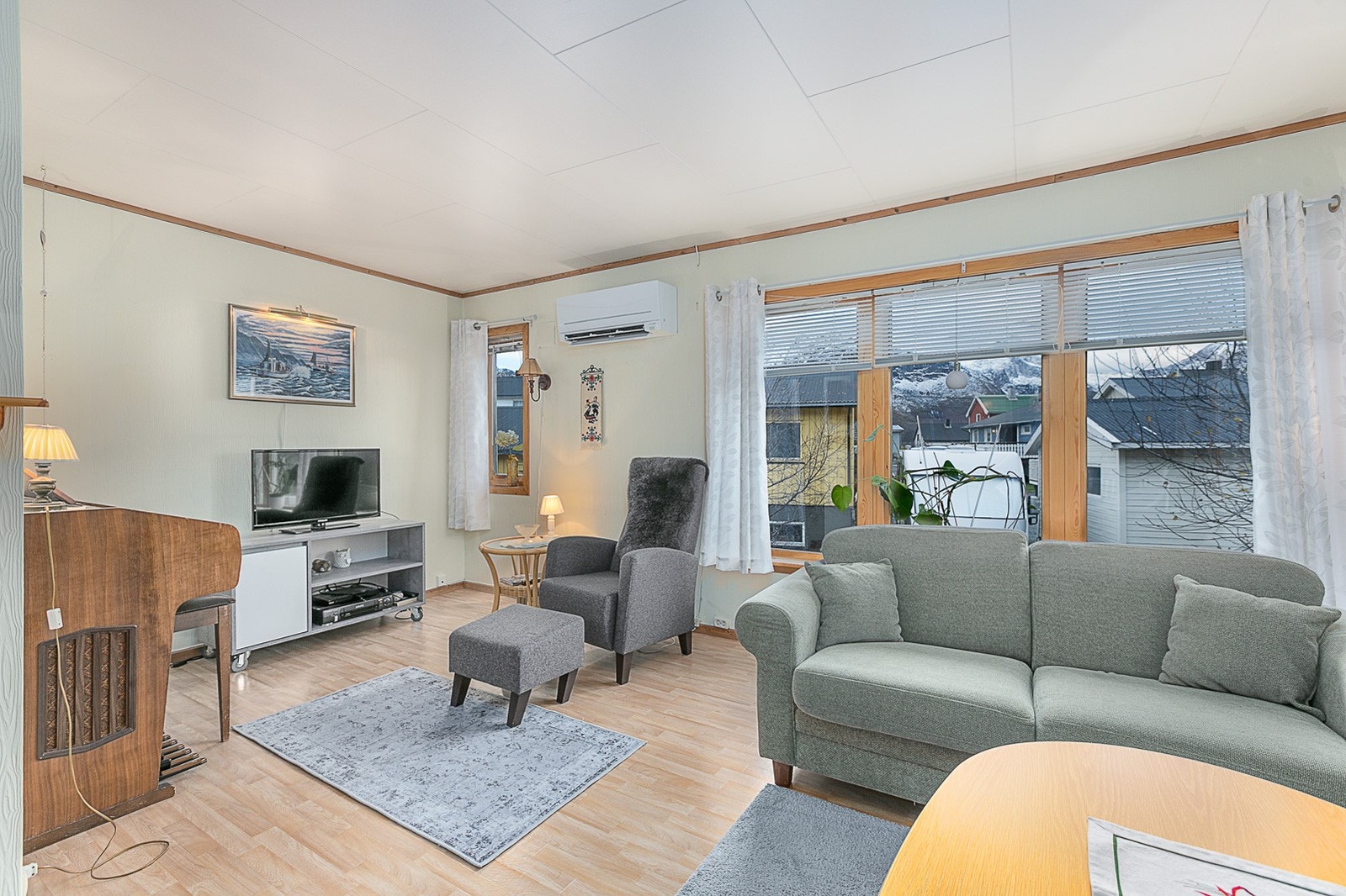 Stue i andre etasje med store vindusflater. Galleribilde