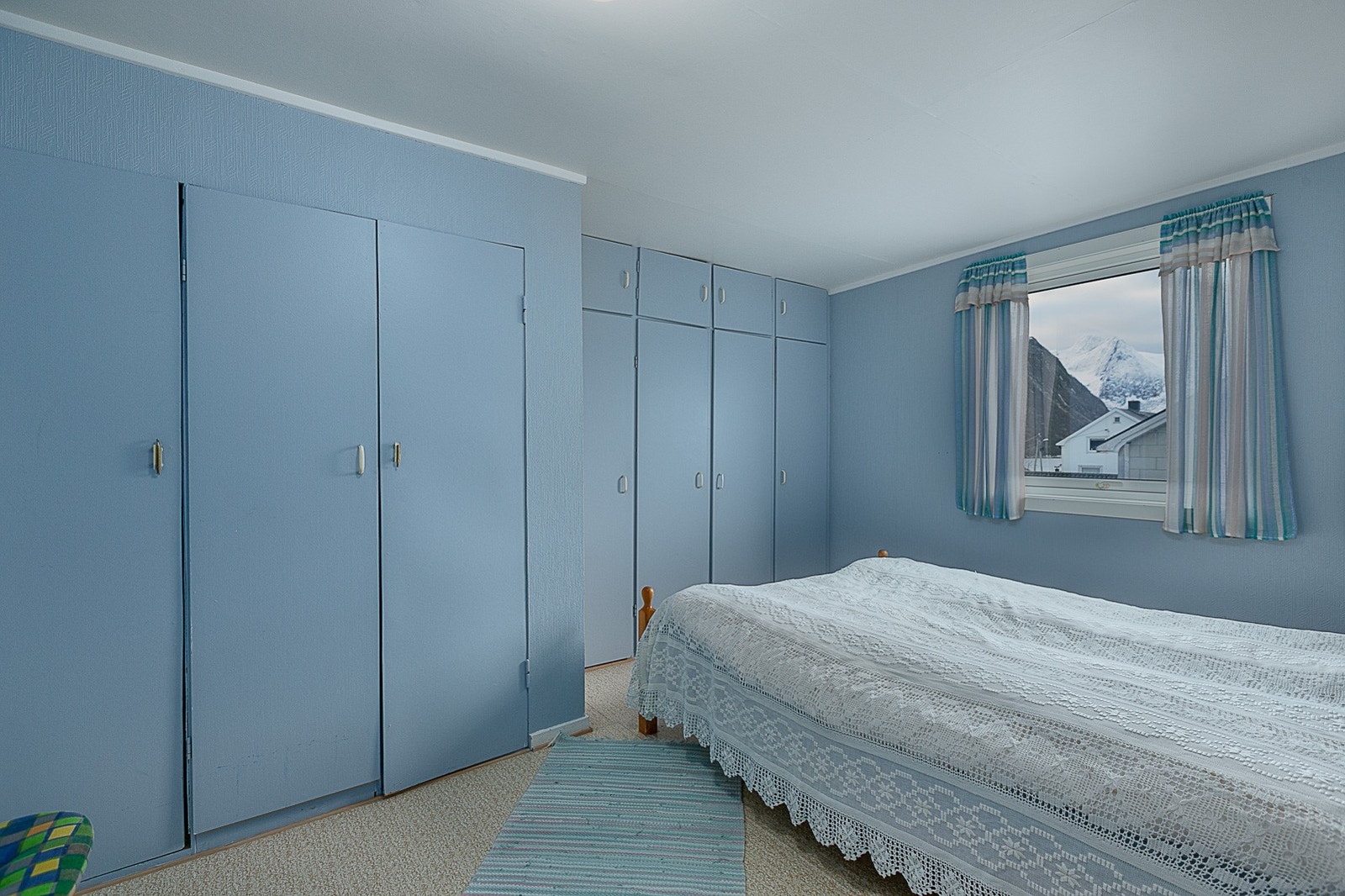 Soverom med innebygd garderobeløsning. Galleribilde
