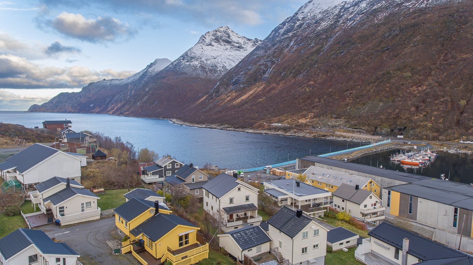 Boligen har fin beliggenhet på øya. Galleribilde