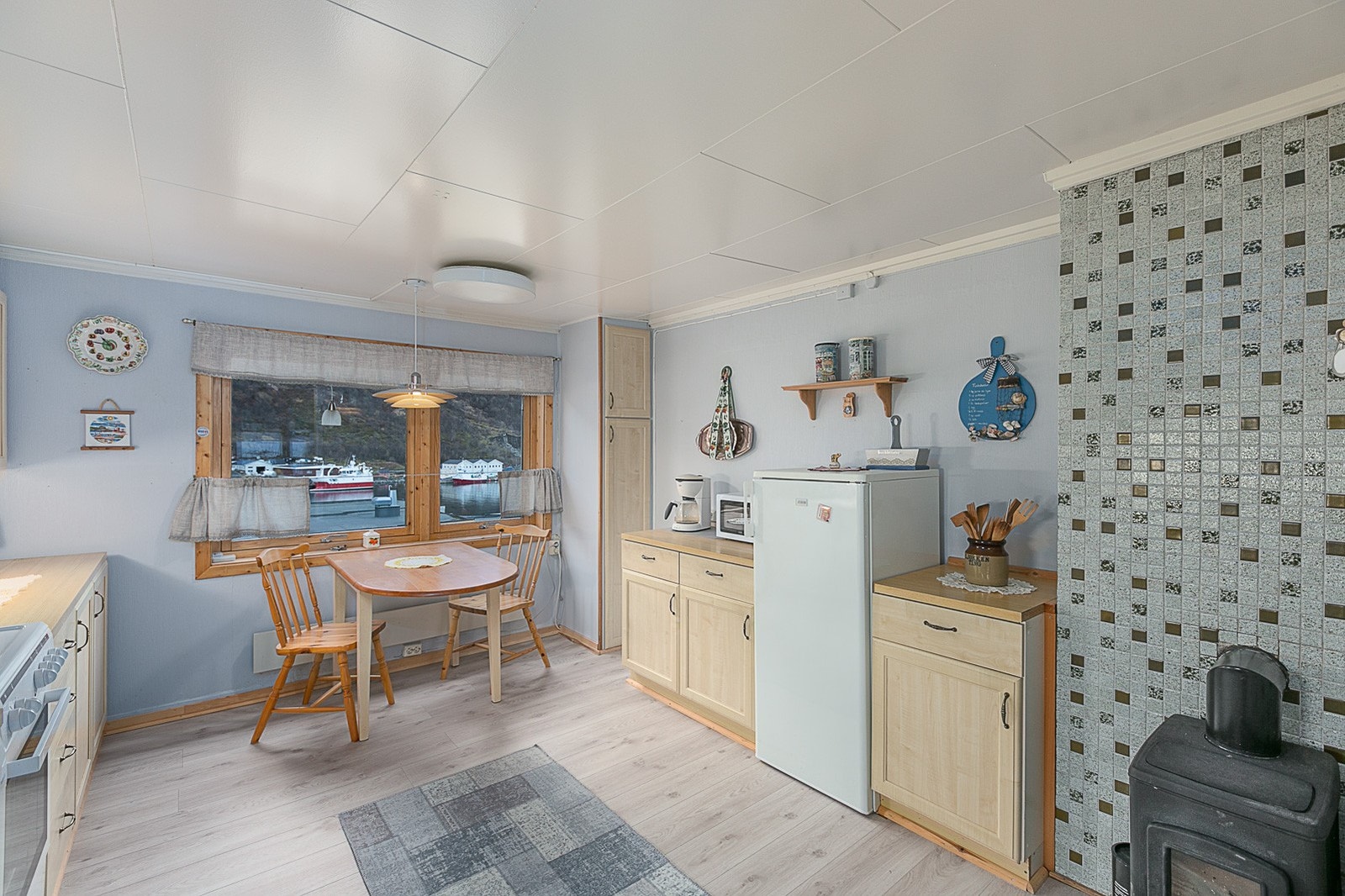 Inne på kjøkkenet er det også plass til liten spisegruppe. Galleribilde