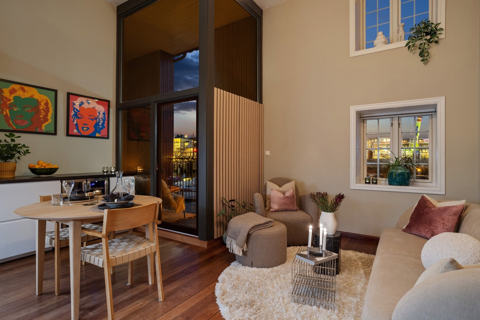 Kveldsbilde fra stue. Galleribilde