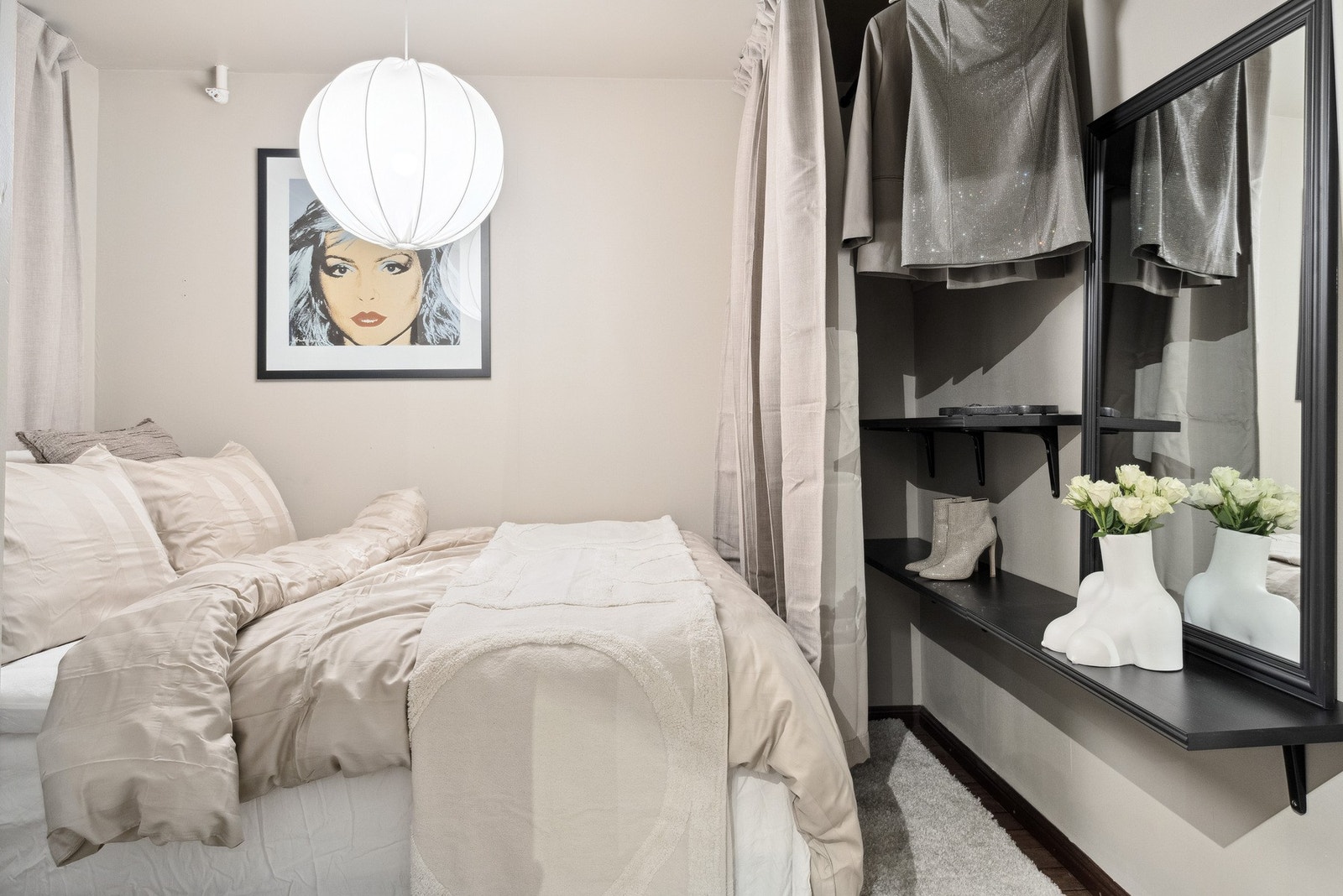 Soverom med garderobeskap. Galleribilde