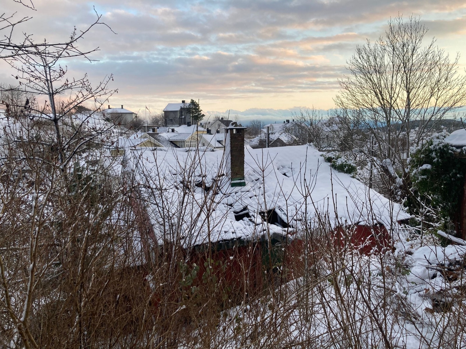 Vinterstemning over møne av eksisterende laftet bolig som det er gitt rivetillatelse til. Galleribilde