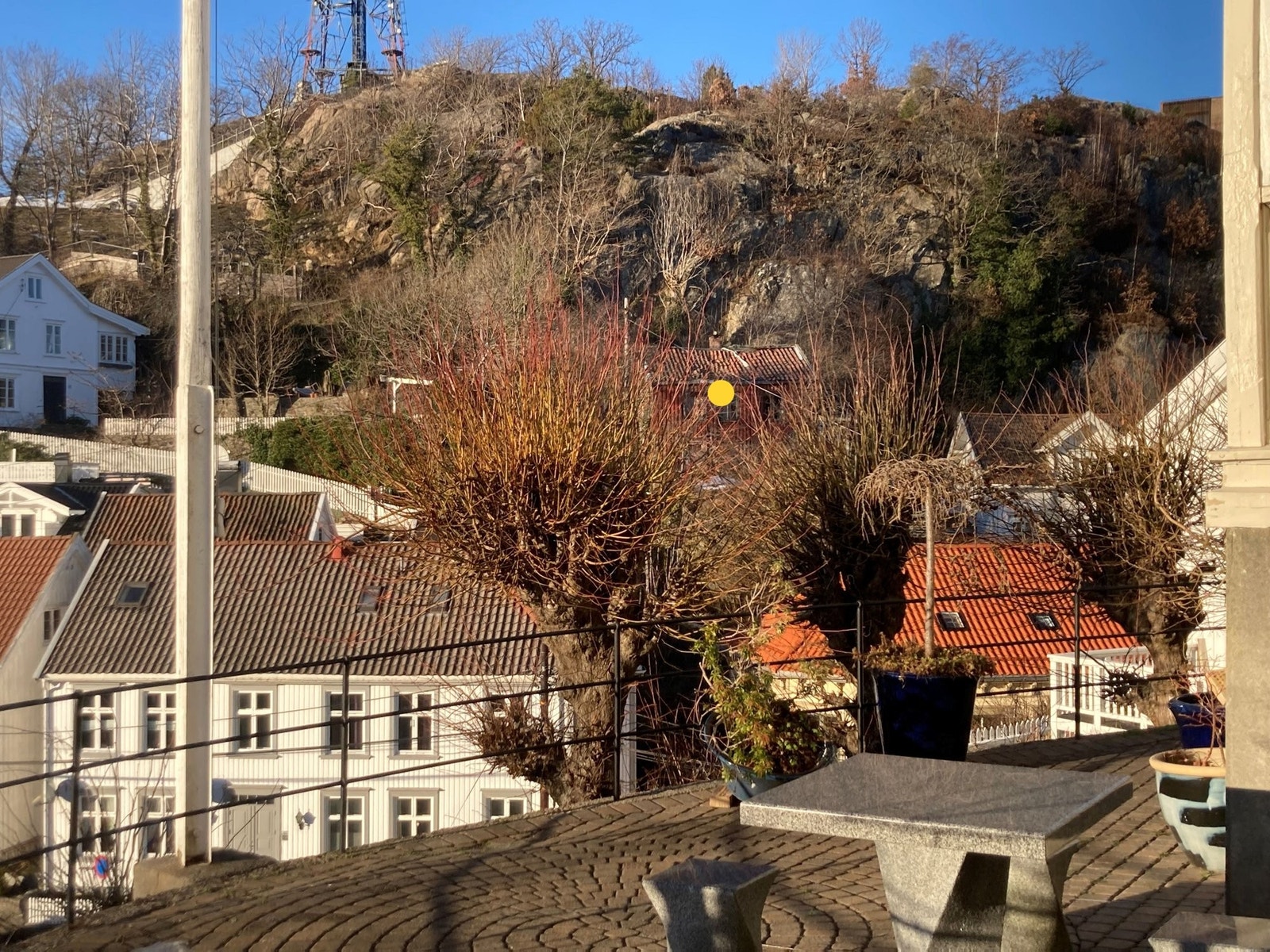 Enda et bilde som viser den usjenerte beliggenheten av tomten. Den gule prikken indikerer hvor huset ligger. Galleribilde