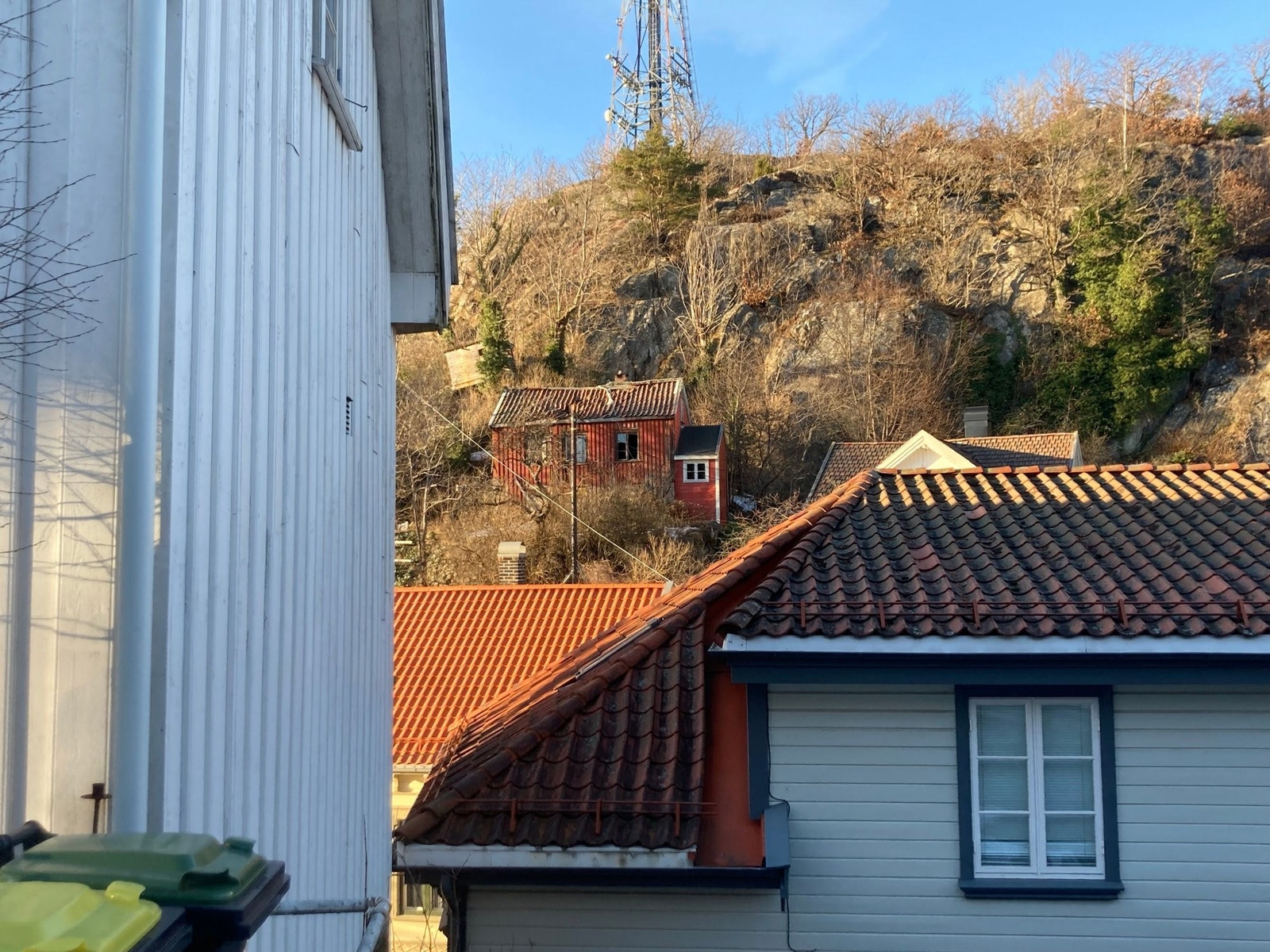 Hylleveien 23, skimtes bak trærne. Galleribilde