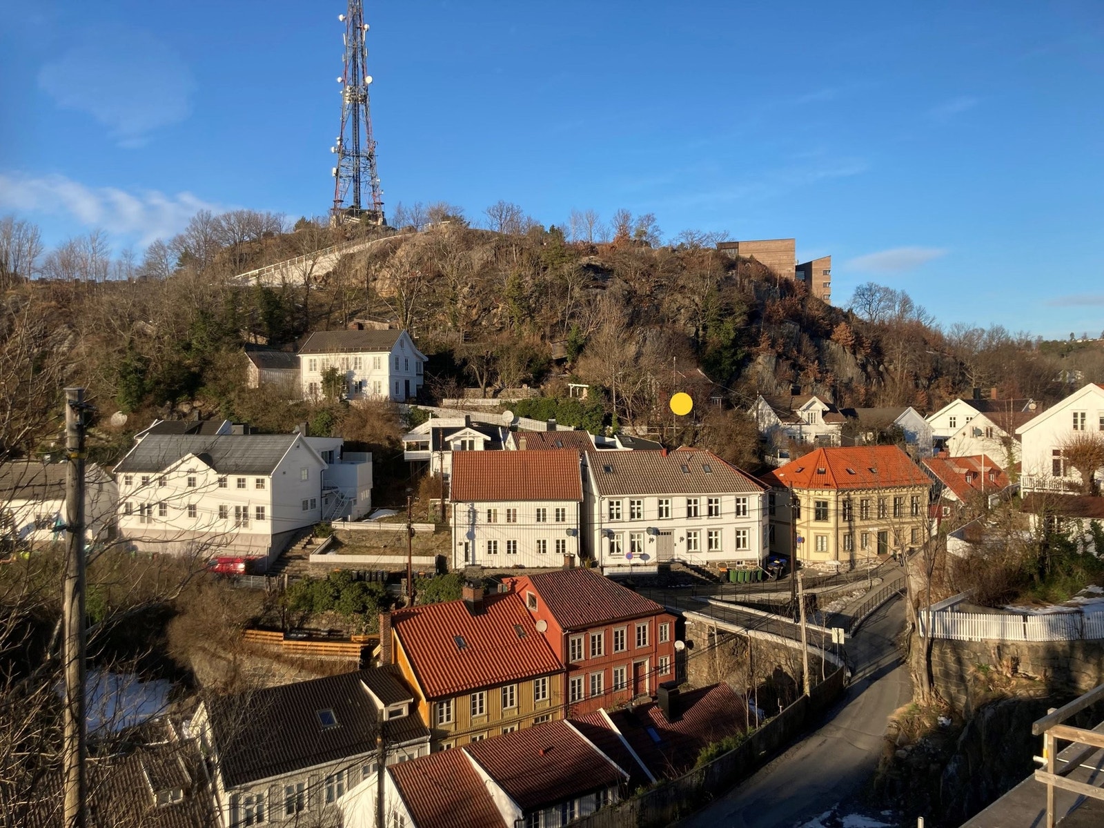 Den gule prikken viser hvor Hylleveien 23 ligger. Bildet er tatt fra andre siden (Feierheia). Tomten ligger neste helt usjenert til midt i sentrum av Arendal med 5 minutter å gå til alt du måtte ønske av byens bekvemmeligheter. Galleribilde