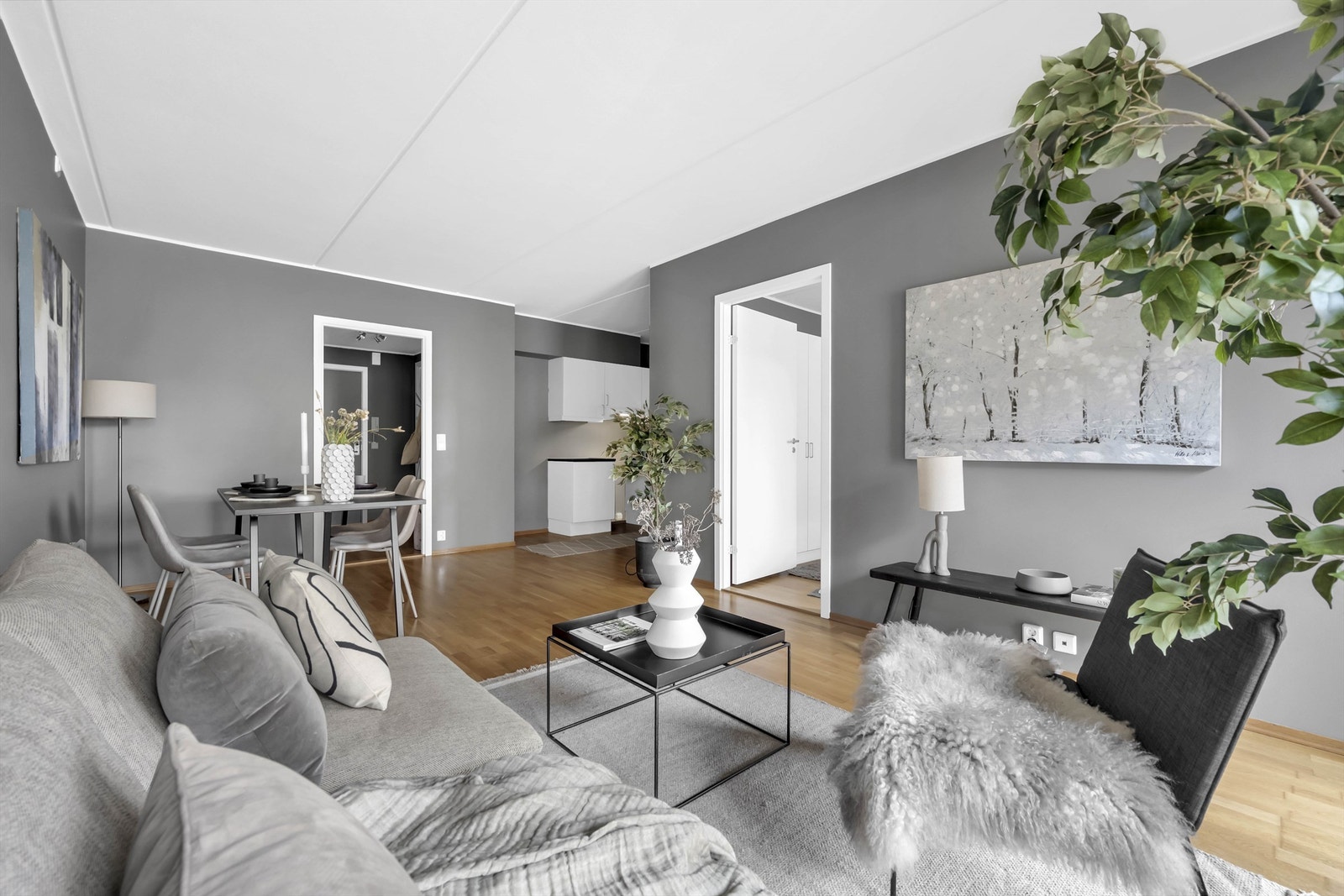 Rommet kan deles i to seksjoner, hvorav de ene delen er fungerende som en spisestue og den andre som TV-stue. Galleribilde