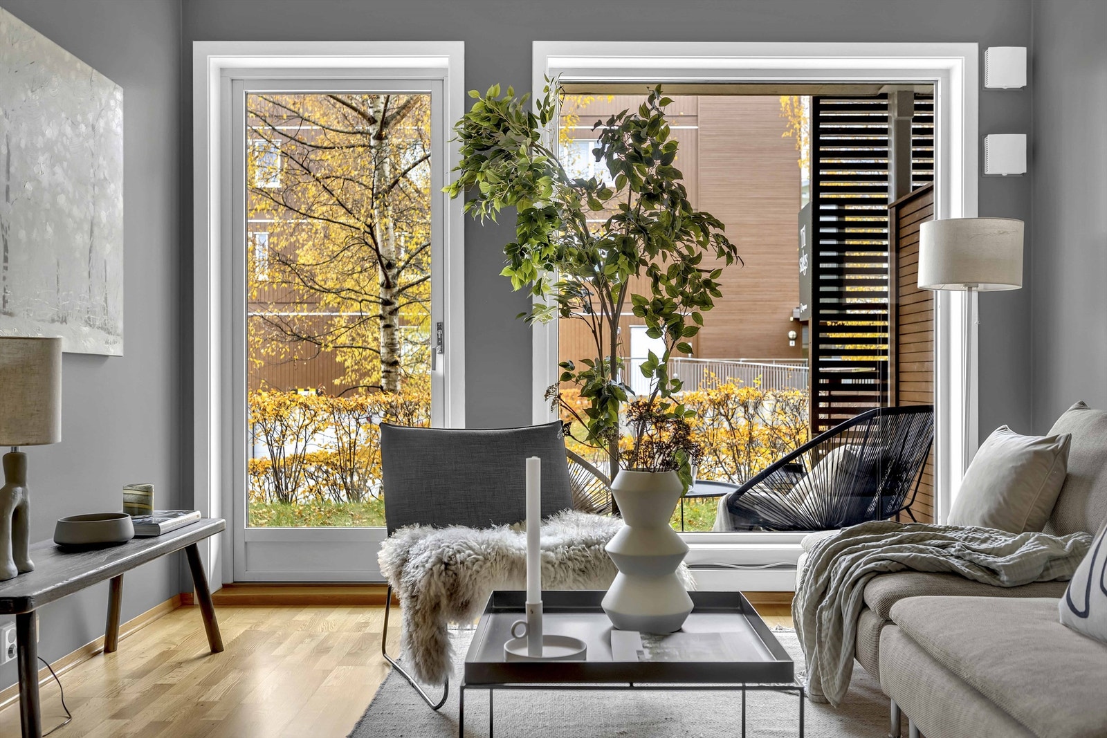 Fra stuen er det utgang til en attraktiv markterrasse. Galleribilde