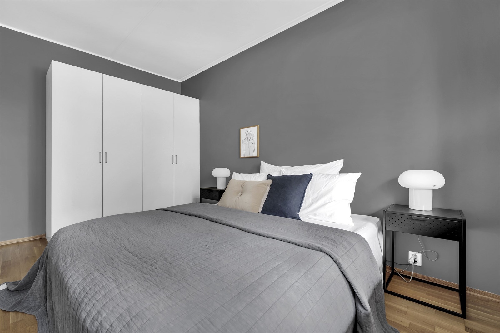 Soverom med innredningsmuligheter til seng, nattbord og garderobeløsninger. Galleribilde