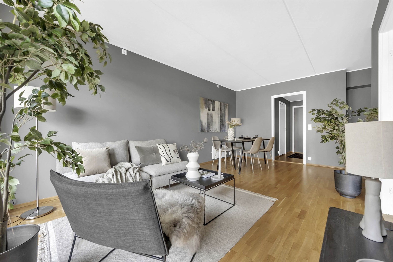 Stuen kan det innredes hjørnesofa, stuebord, TV-møblement, bokhyller og annen innredning etter egen stil. Galleribilde