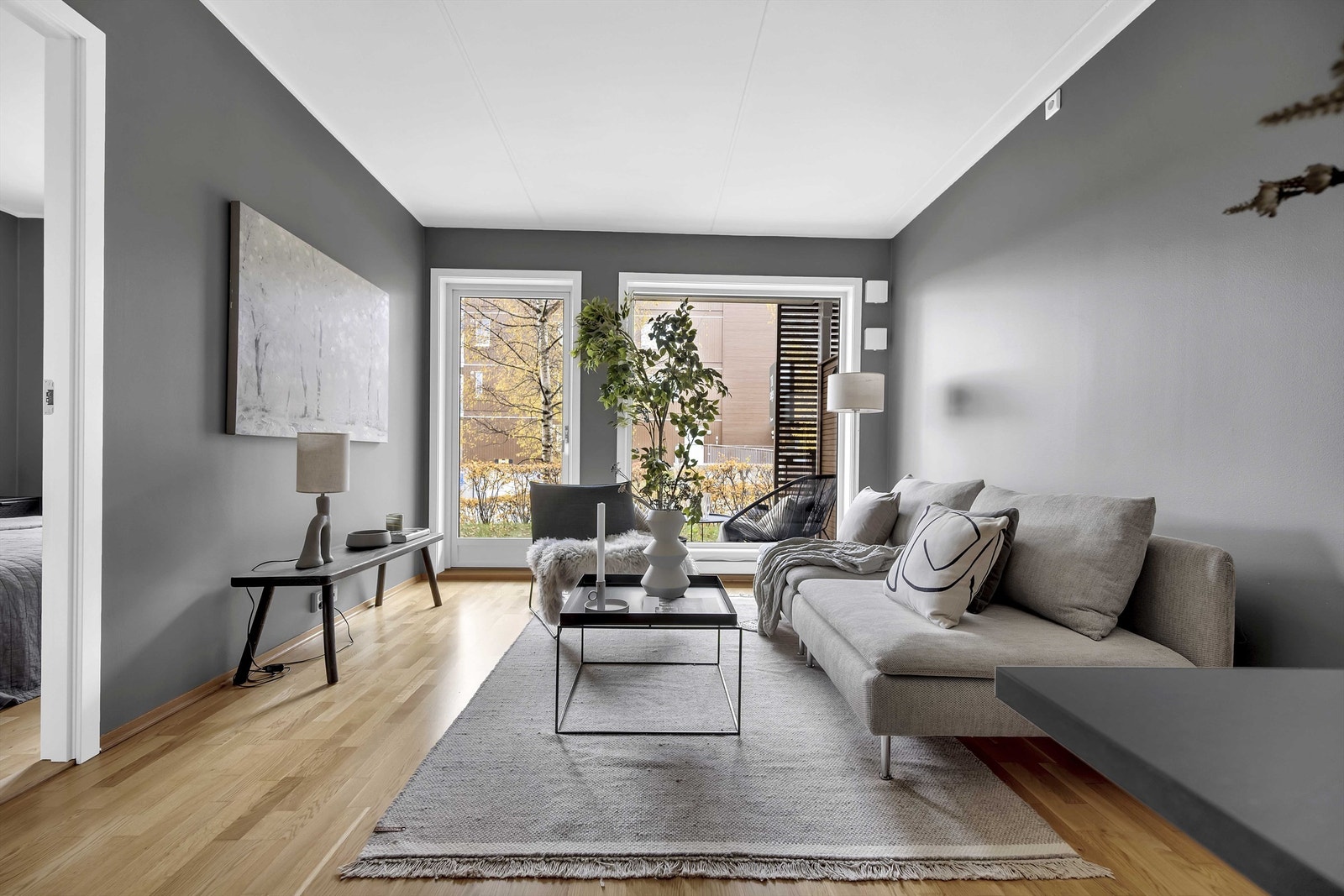 Stuen kan det innredes hjørnesofa, stuebord, TV-møblement, bokhyller og annen innredning etter egen stil. Galleribilde