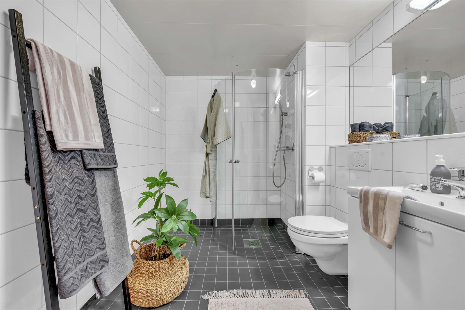 Baderom fra 2008. Flislagte vegger og nedsenket hvit himling med belysning. Flislagt gulv med varme. Galleribilde