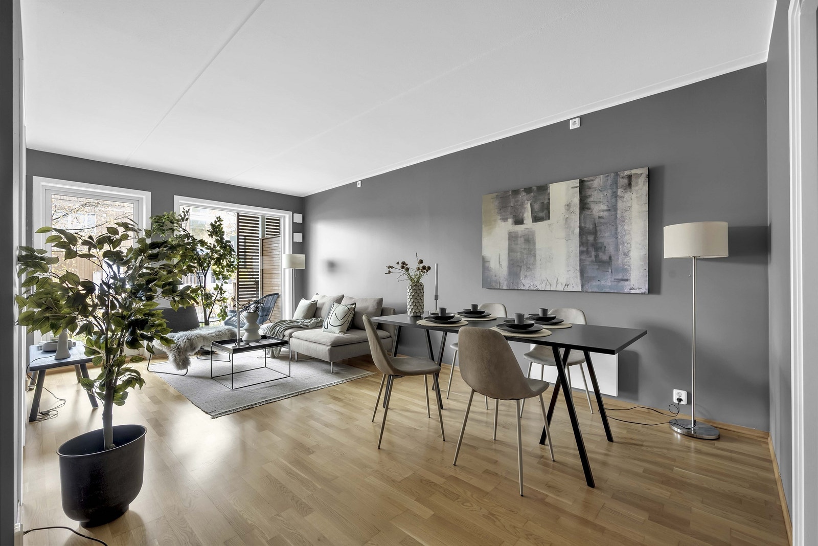 Rommet kan deles i to seksjoner, hvorav de ene delen er fungerende som en spisestue og den andre som TV-stue. Galleribilde