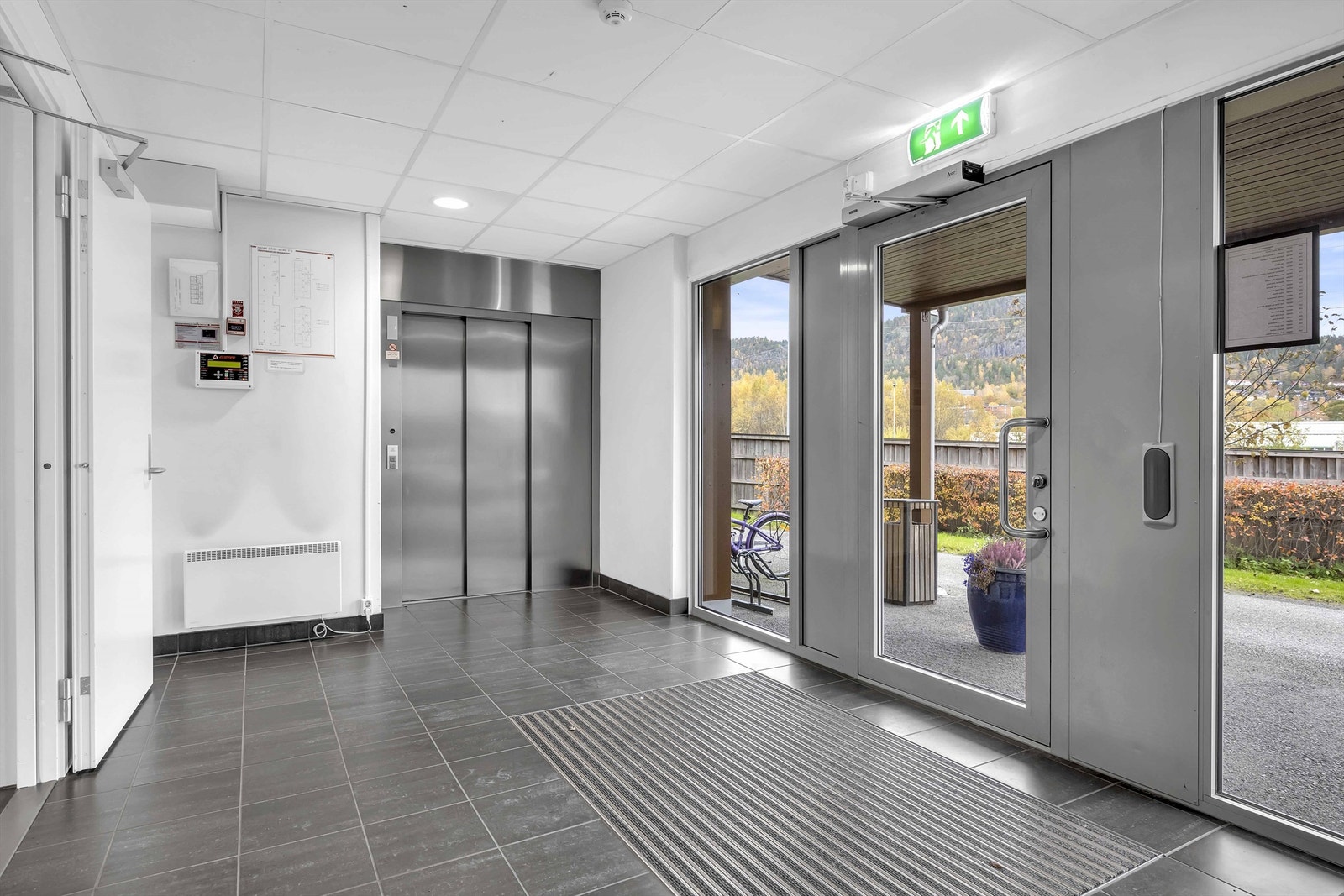 Boligen befinner seg i 1. etasje og har både trappefri adkomst. Heis i bygget som kan tas ned til felles garasjekjeller. Galleribilde