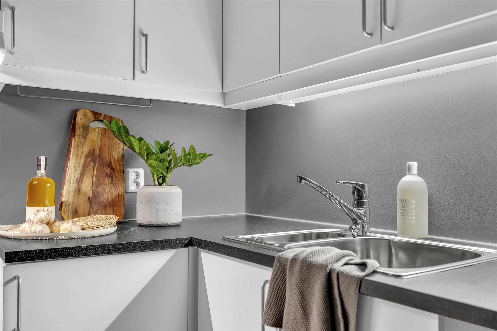 Benkeplate i laminat nedfelt 1-1/2 oppvaskkum med renne og 1 greps blandebatteri. Galleribilde