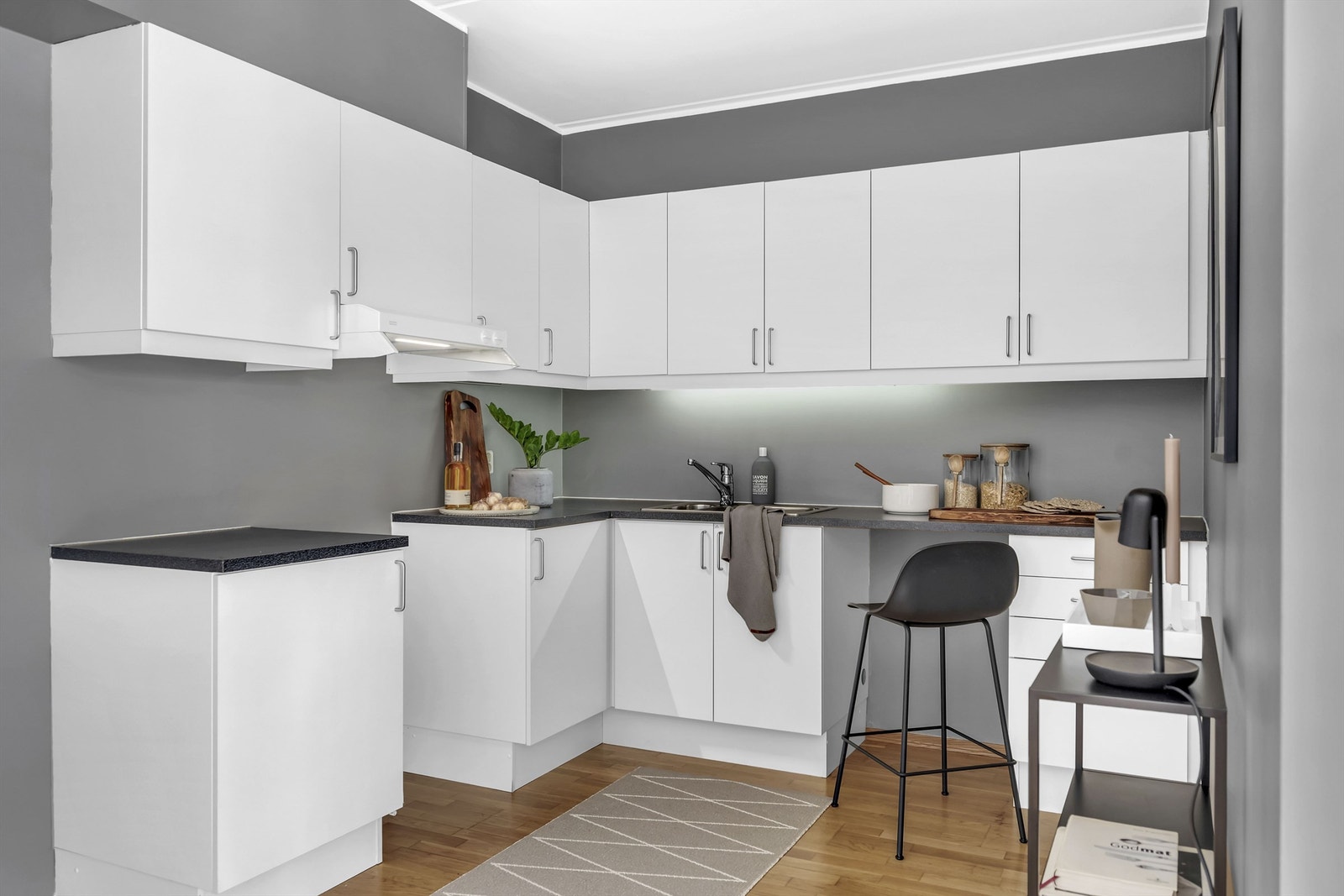 Opplegg for oppvaskmaskin og komfyr med platetopp. Galleribilde