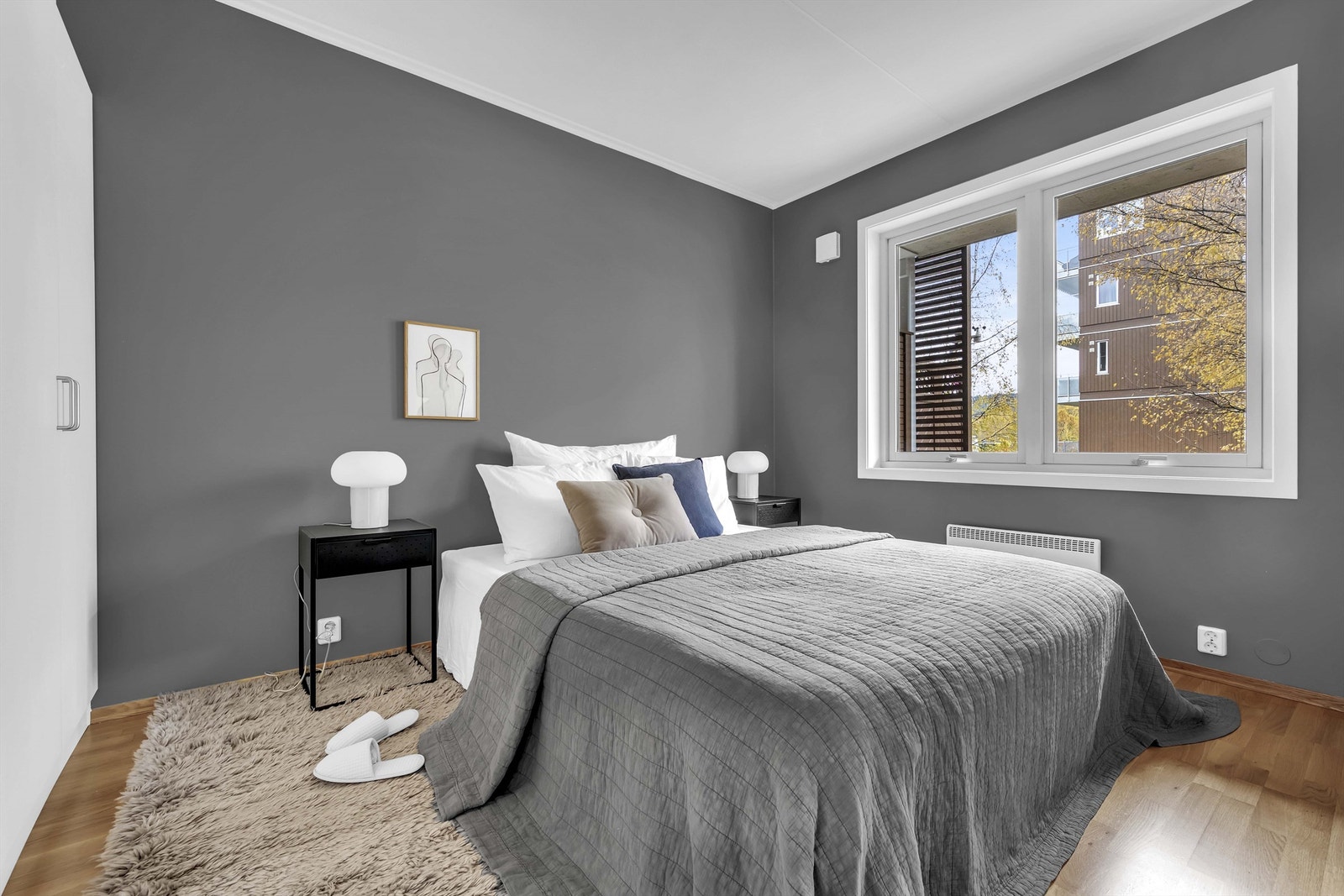 Soverom med innredningsmuligheter til seng, nattbord og garderobeløsninger. Galleribilde