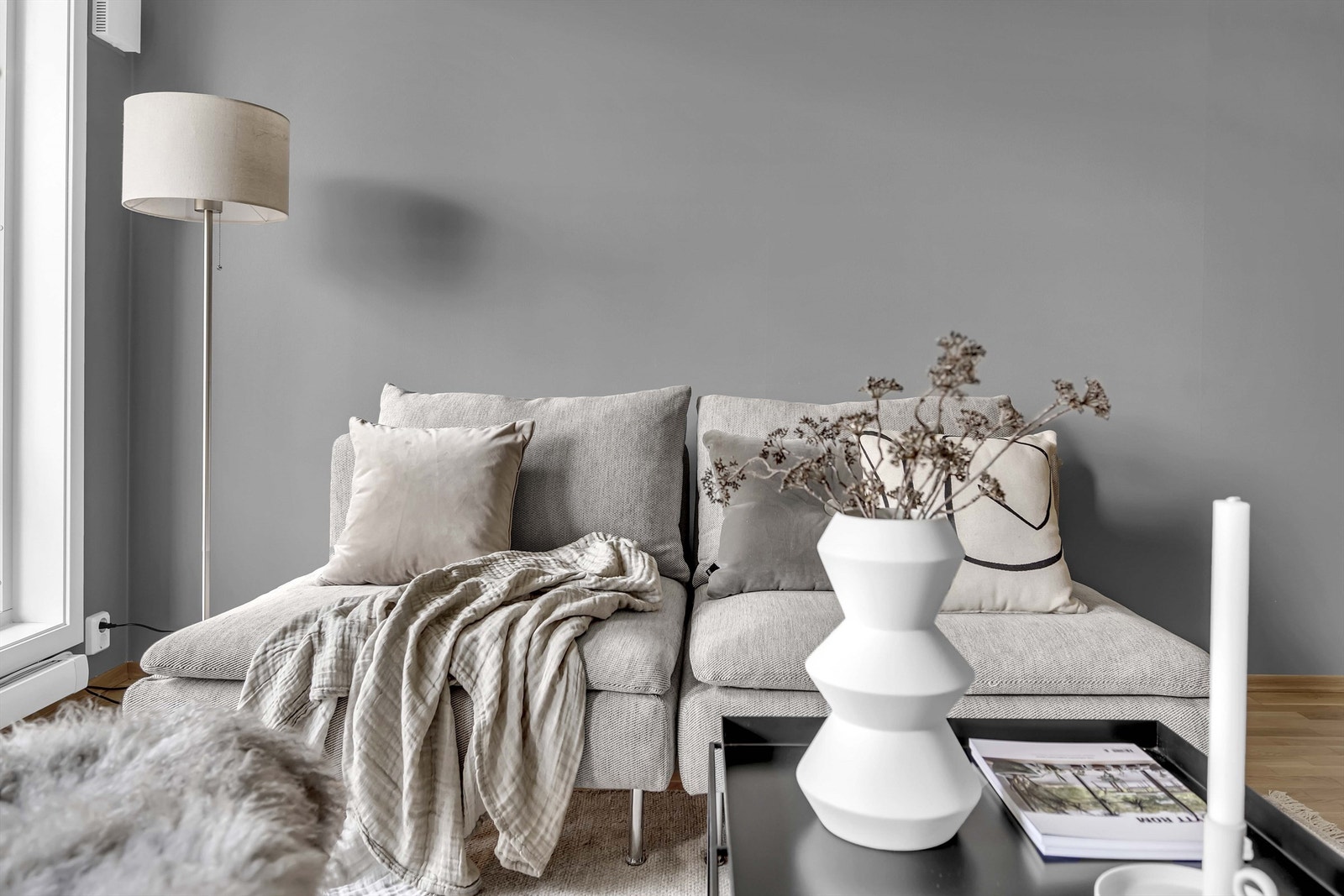 Innbydende stue med delvis åpen kjøkkenløsning. Galleribilde