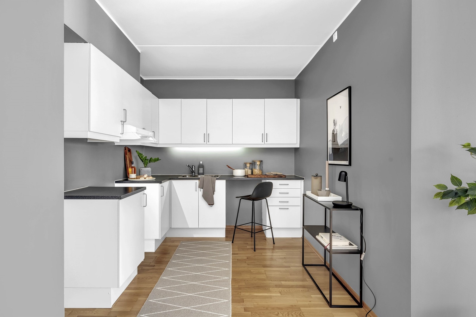 Slette hvite fronter. Benkeskapsbelysning og stikkontakter under overskap. Galleribilde