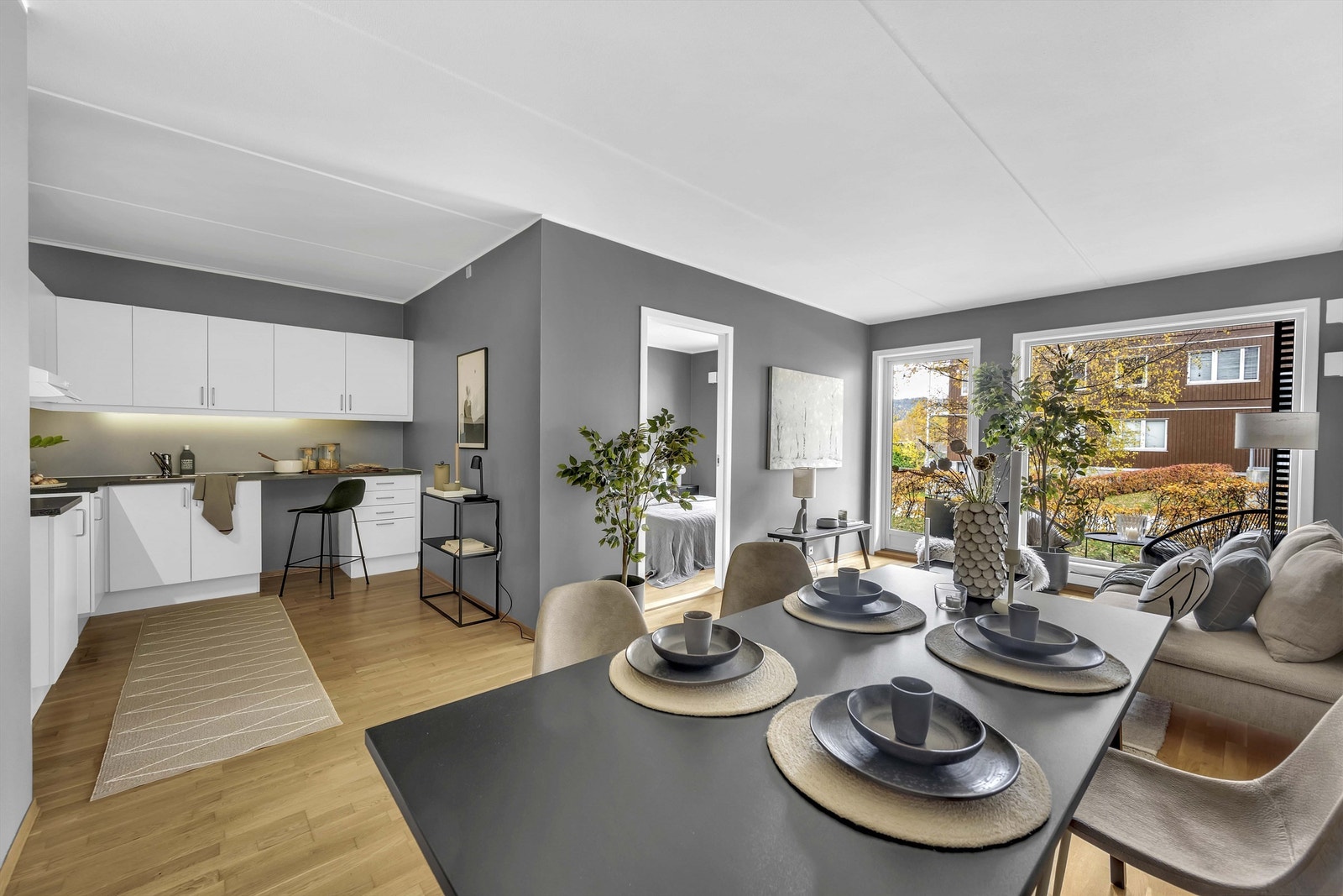 Sigdal kjøkkeninnredning fra 2008. Kjøkkenet har åpen løsning mot stue. Galleribilde