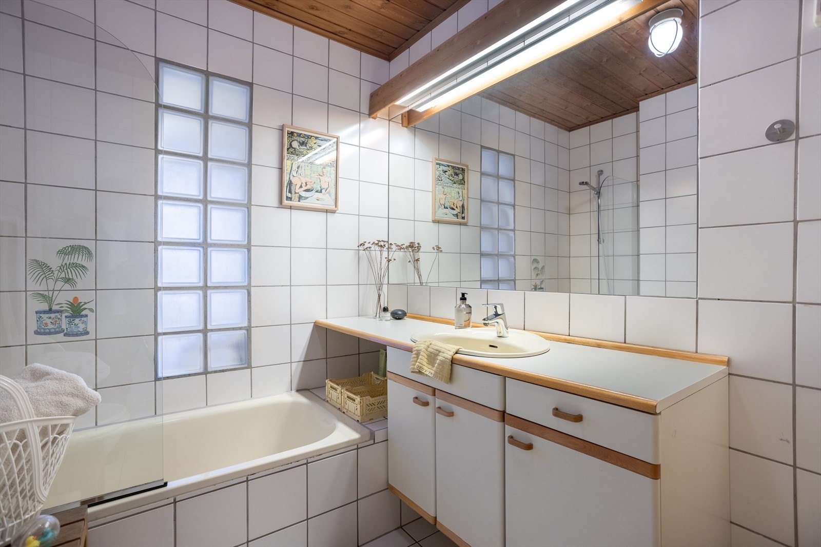 Badet er utstyrt med wc, servant i diverse innredning og dusj i innmurt badekar. Galleribilde