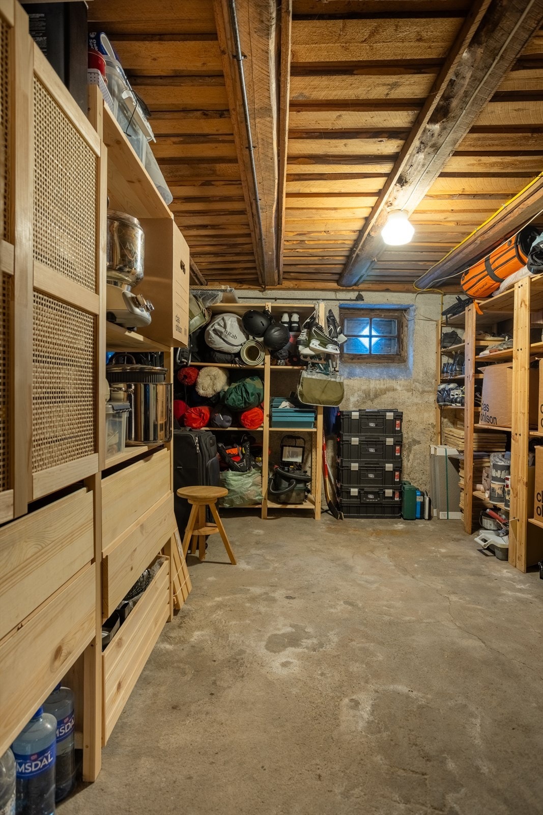 Det er rikelig med lagringsplass i stor kjellerbod på 14 m². Galleribilde
