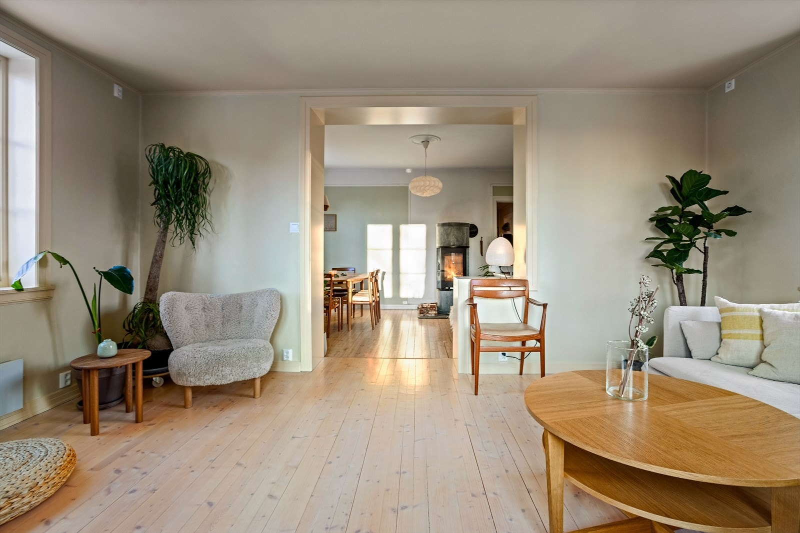 Stuene ligger fint til etter hverandre, og gir rom for både sosiale soner og muligheten til å trekke seg tilbake. Galleribilde
