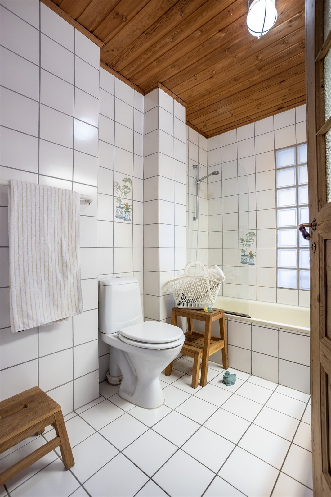 Badet ligger i fin tilknytning til soverommet og entréen. Galleribilde