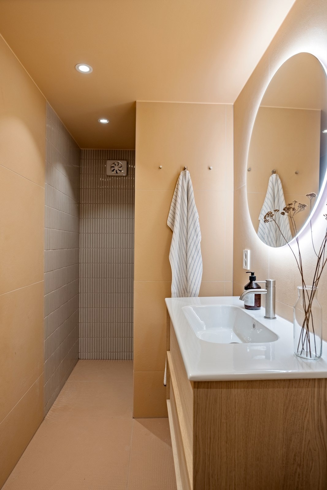 Badet er utstyrt med vegghengt wc, servant med skuffer under og dusj i hjørne. Galleribilde