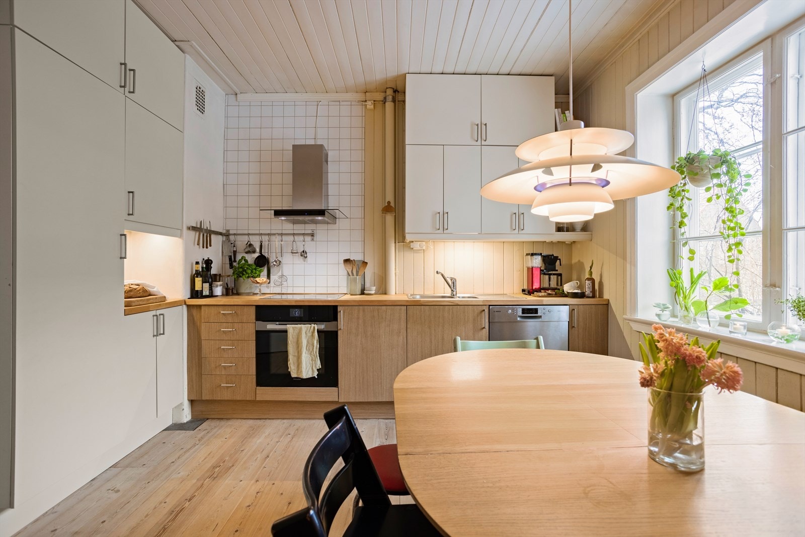 Kjøkkenet har en pen og tidsriktig innredning fra IKEA med nye fronter i 2023 og heltre benkeplate som er pusset og oljet i 2023. Galleribilde