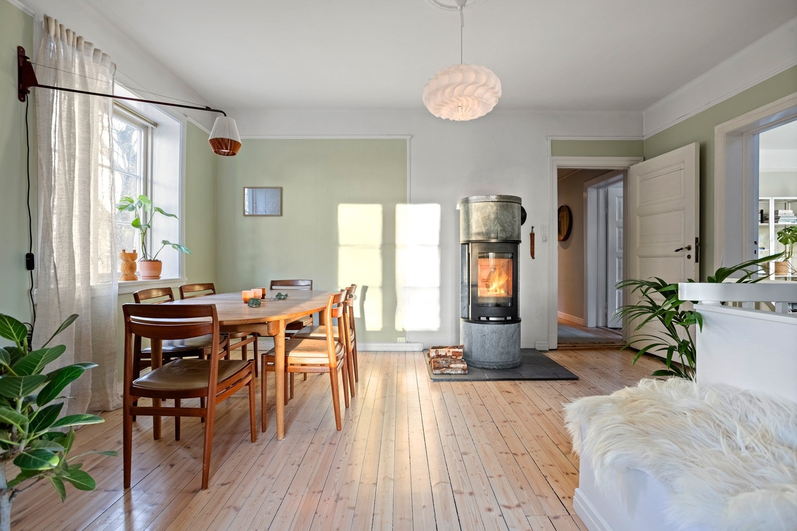 Spisestuen har en flott peisovn som både varmer godt på kaldere dager, og er et stemningsfullt element til rommet. Galleribilde