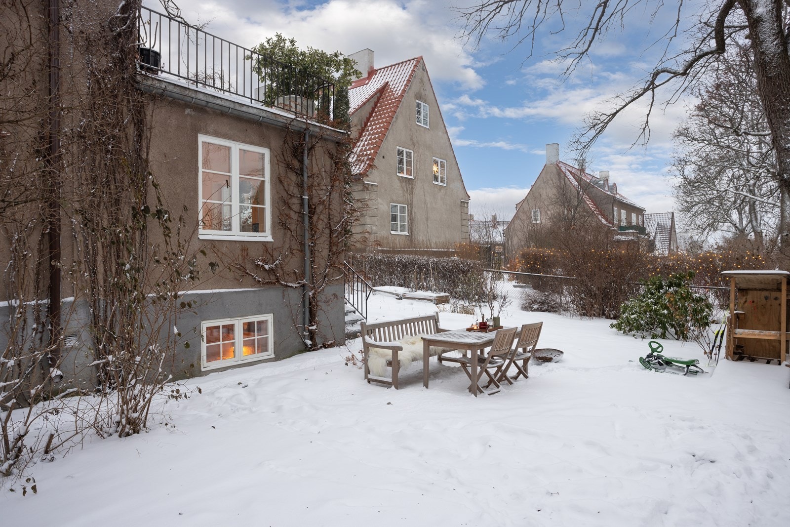 Det er god plass til diverse utemøblement både sommer- og vintertid. Galleribilde