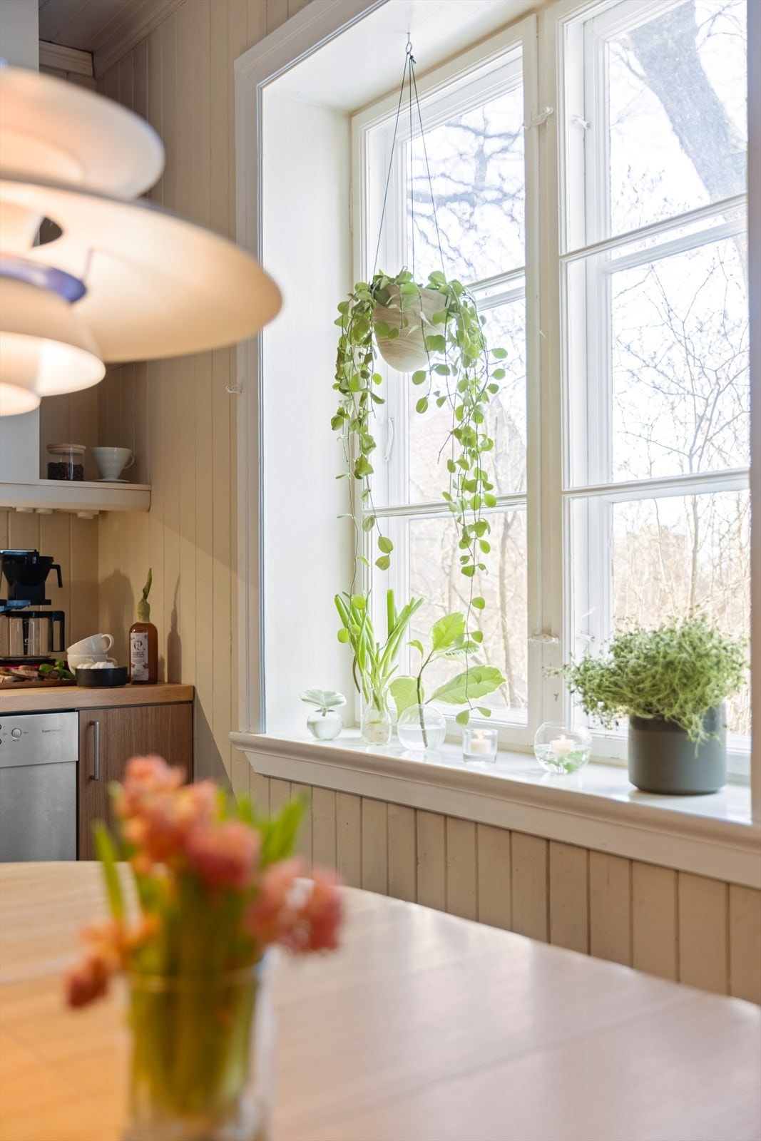 Hyggelig plass til spisebord ved vinduet - perfekt for de enklere måltid. Galleribilde