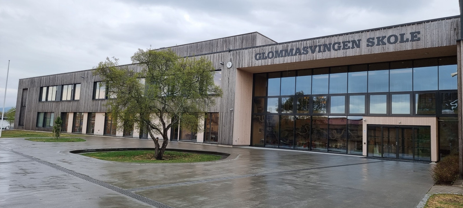 Glommasvingen skole med elever fra 1.- 10. trinn Galleribilde