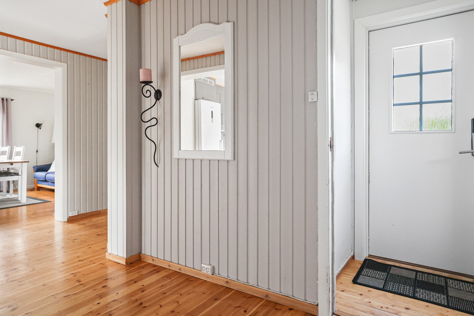 Entréen er lys og i gangen er det fint med plass til diverse oppbevaring. Galleribilde