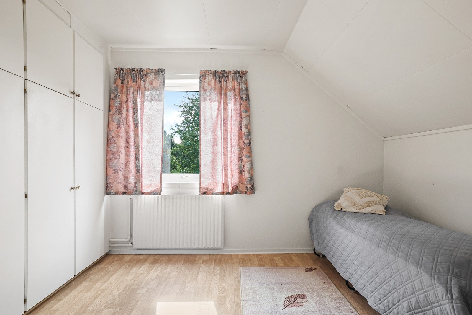 Det andre soverommet har plass til dobbeltseng og har godt med oppbevaringsplass Galleribilde