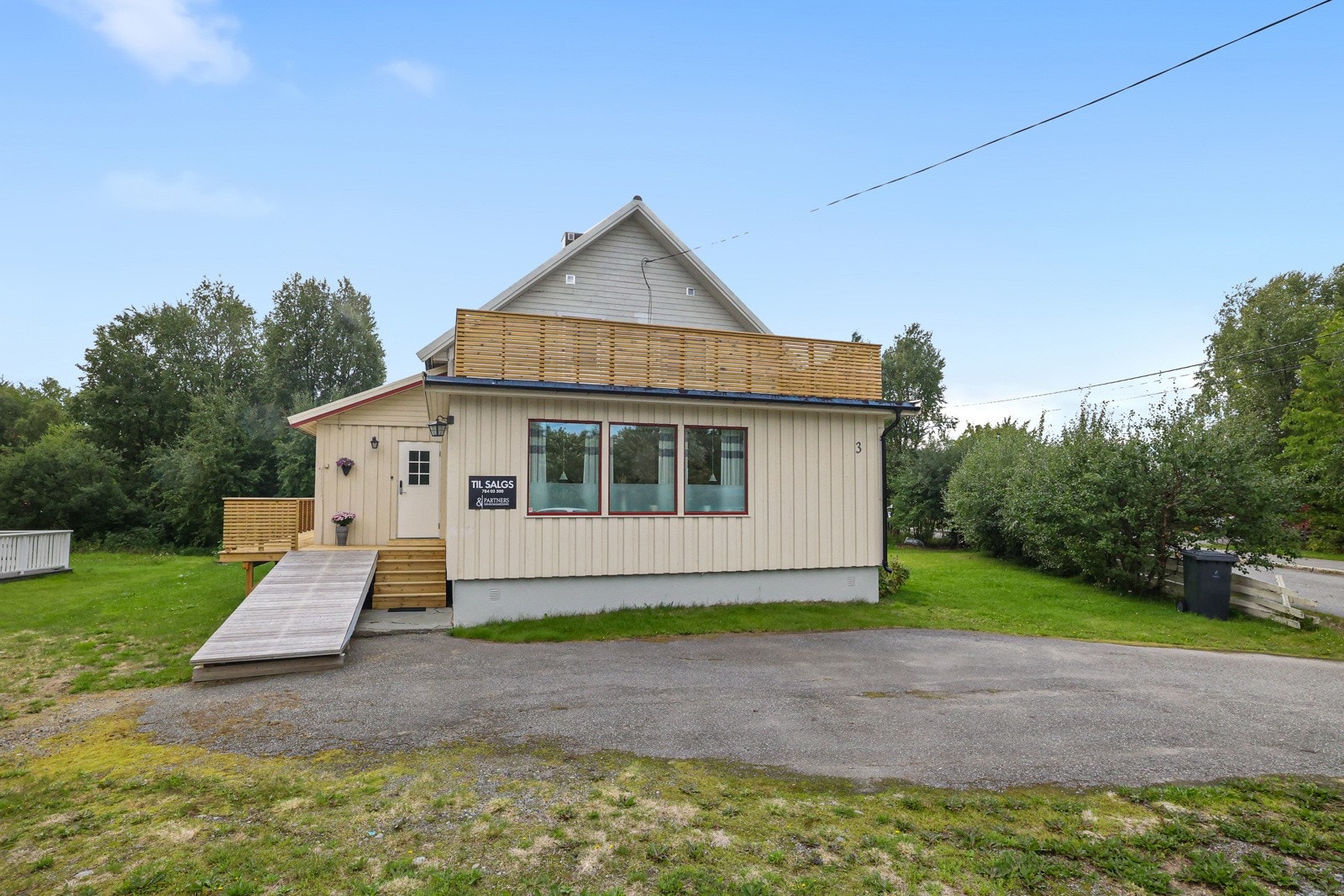 Boligen har en fin tomt med parkeringsmulighet Galleribilde