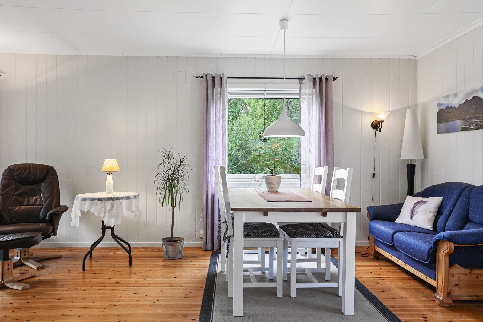 Den andre stuen har store vindusflater som gir rommet godt med naturlig lys Galleribilde