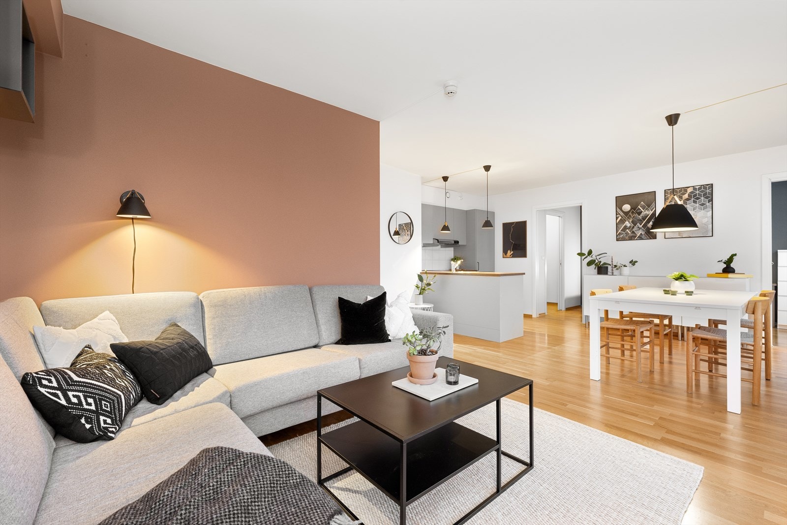 Her hvor sofaen er plassert er det mulig å lage et ekstra soverom, slik det er inntegnet på originale byggetegninger. Galleribilde