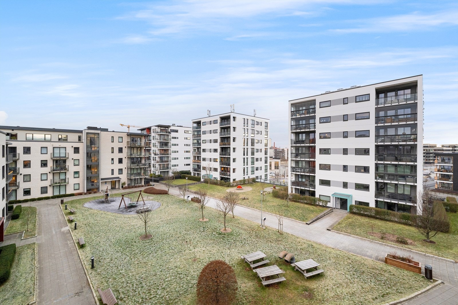 Det er pent opparbeidede fellesområder i atriumet mellom blokkene. Galleribilde