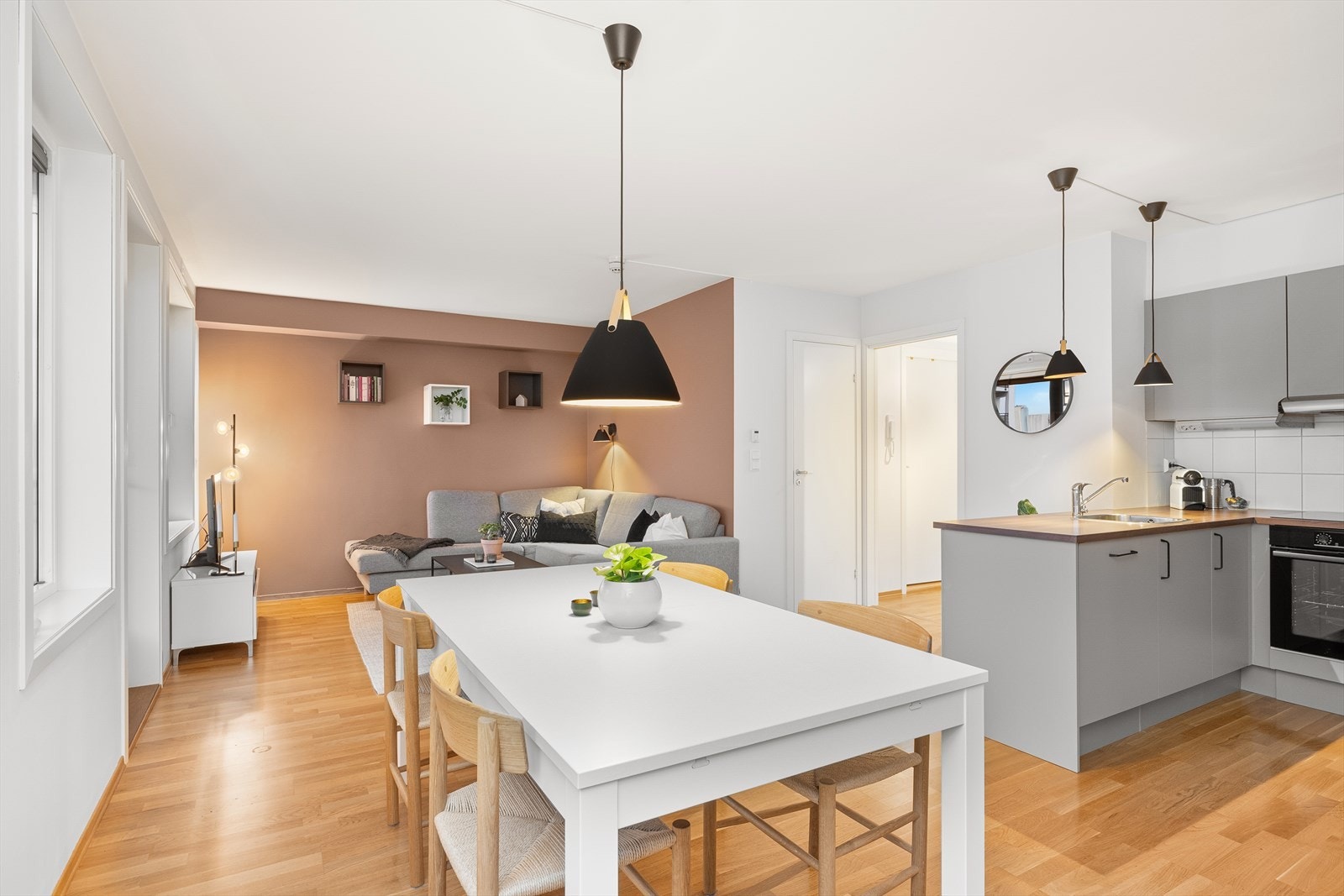 Fargen på kjøkkeninnredningen oppleves som mer grå/beige i virkeligheten Galleribilde