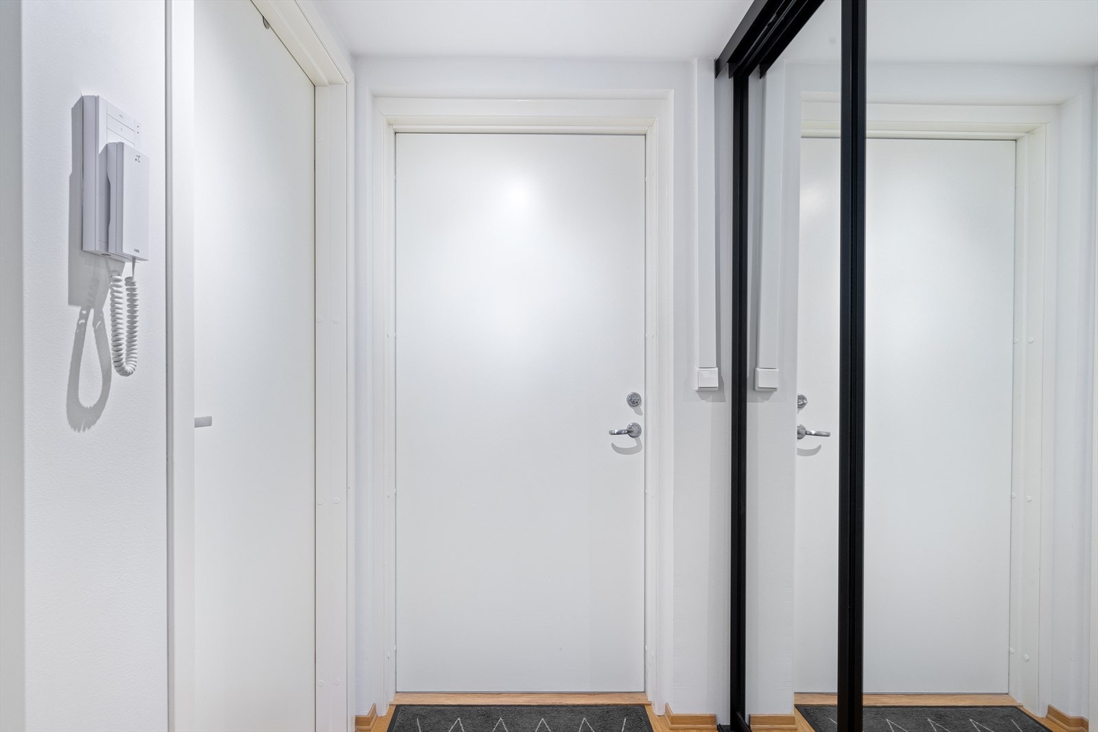 Entreen har innebygde skyvedørsgarderobe. Galleribilde