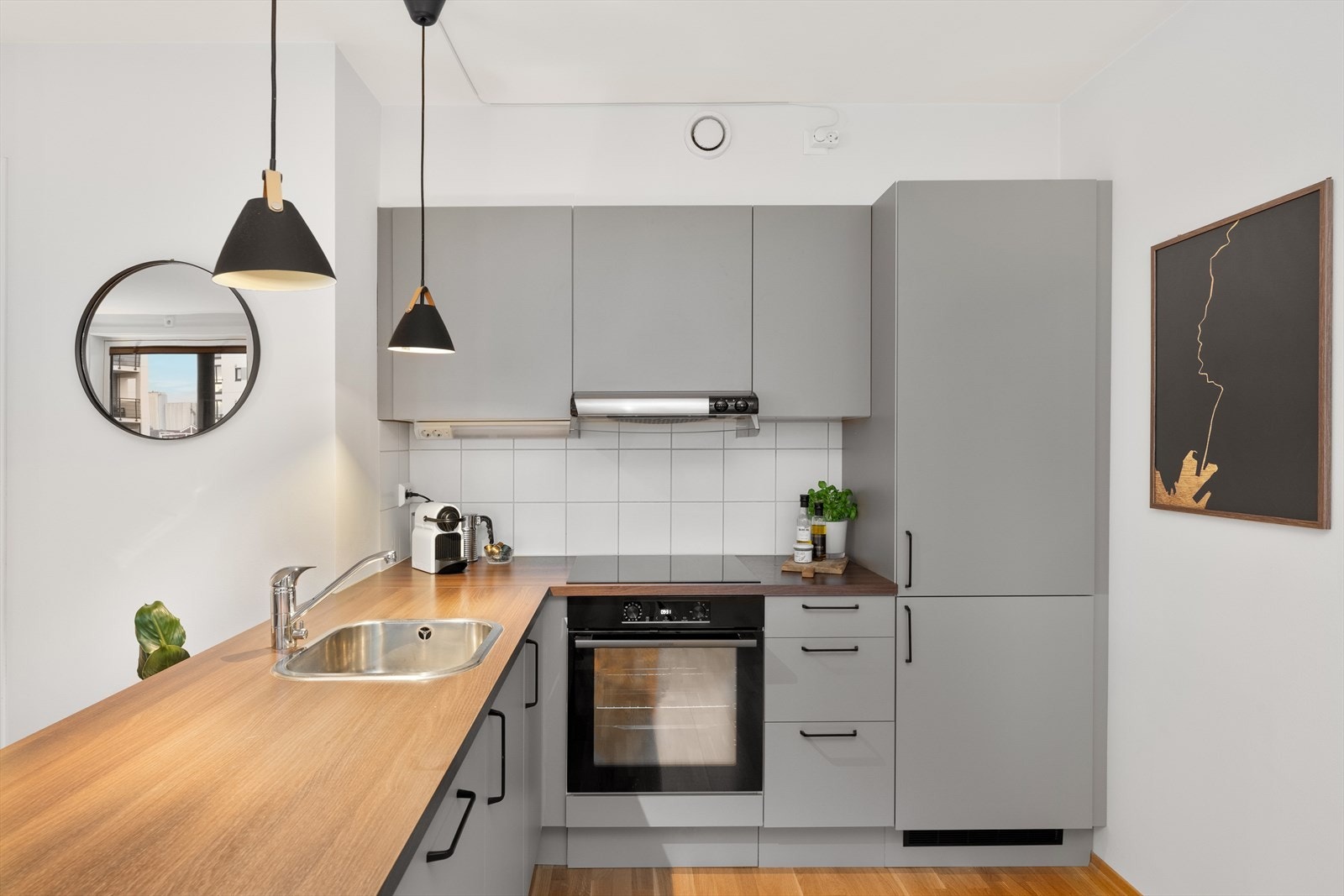 Kjøkkenet er fra HTH. Nye fronter og hvitevarer (desember 2023). Galleribilde