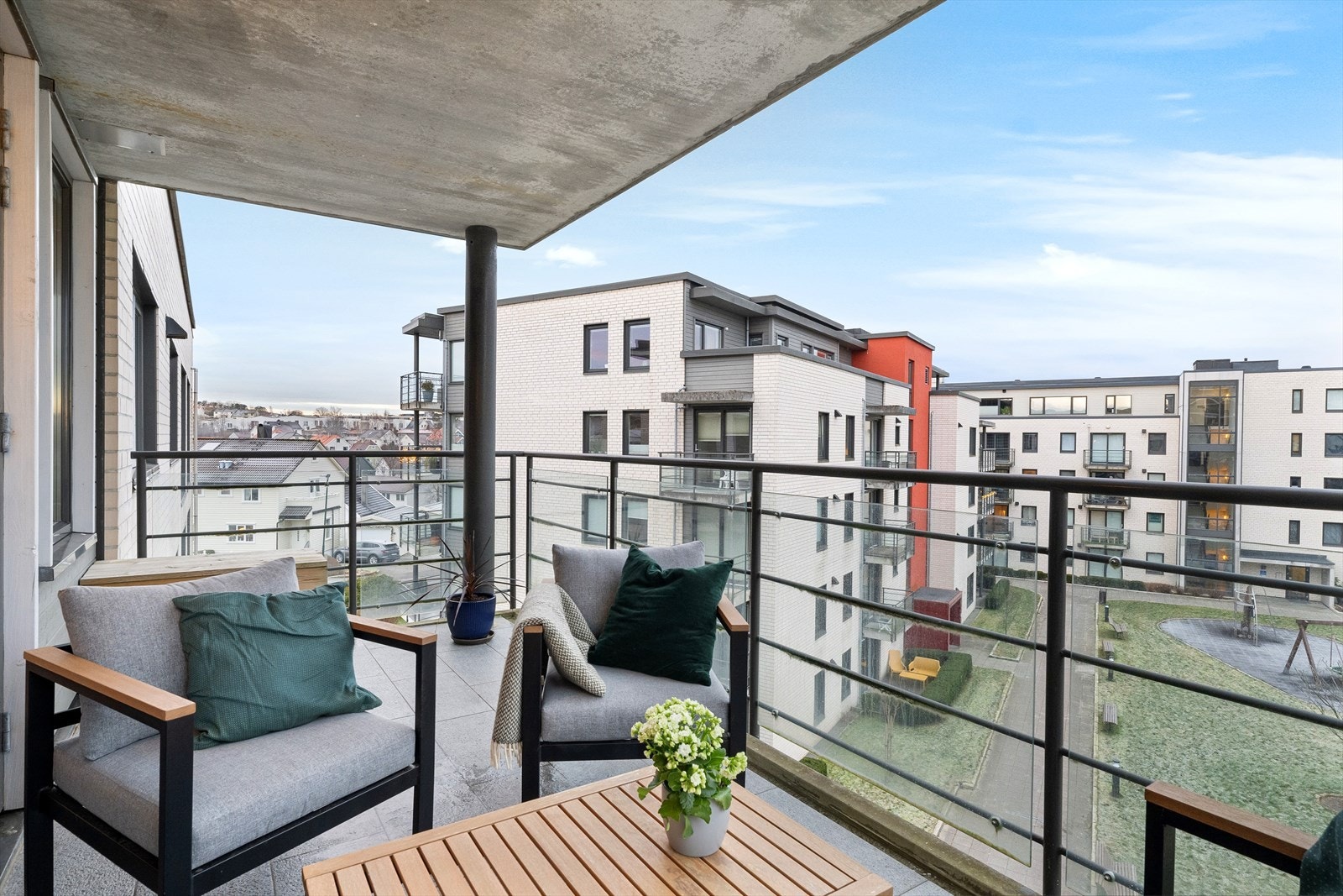 Balkongen er vendt mot vest/nordvest og har ettermiddag og kveldssol Galleribilde