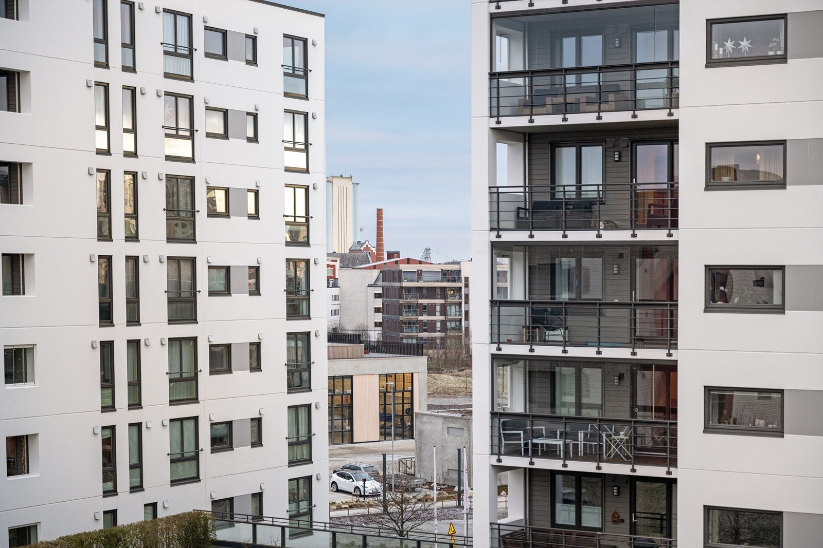 Fra balkong. Bildet illustrerer nærheten til hjertet av Stavanger Øst, med pipen til Tou Scene synlig. Galleribilde