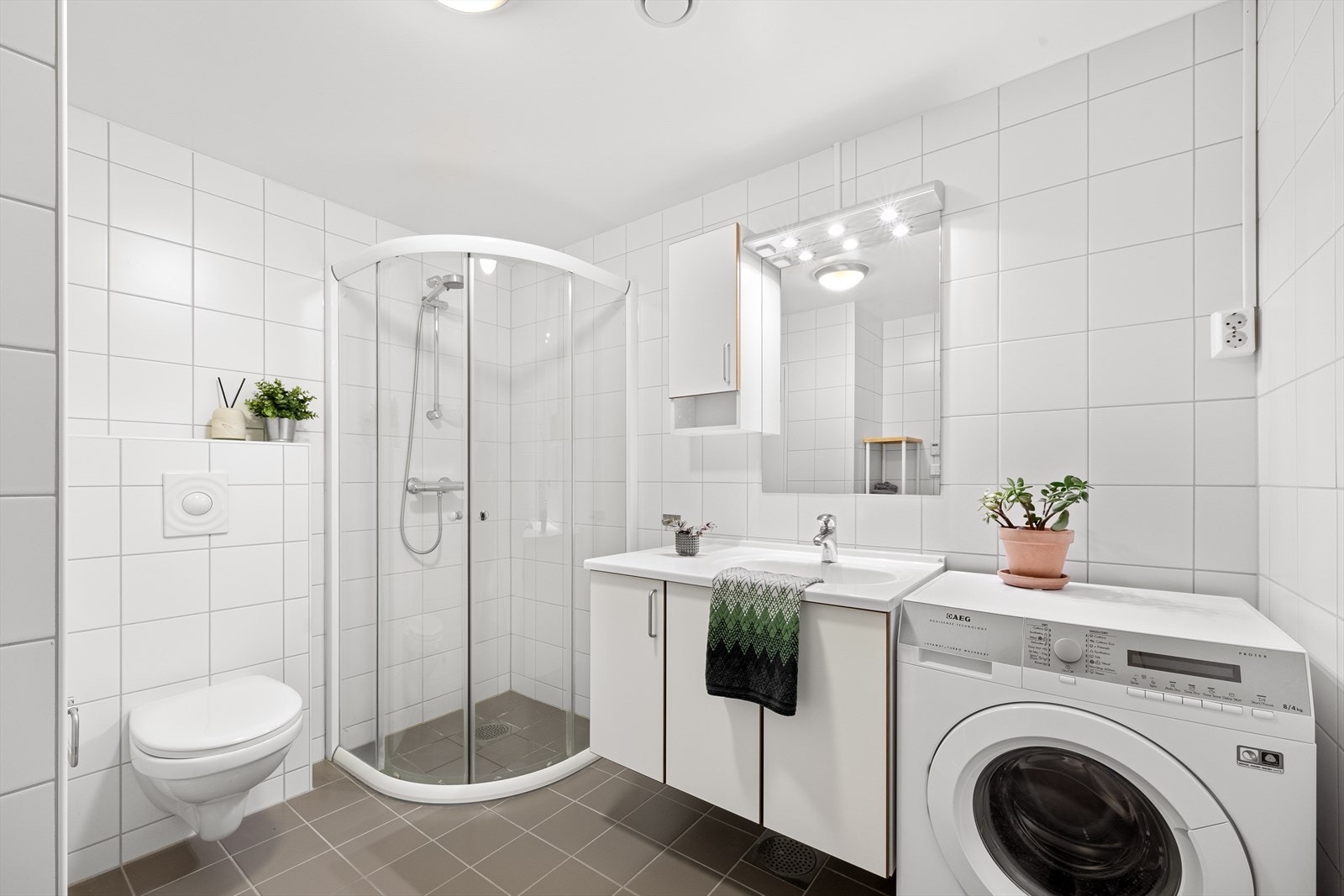 Badet er helfliset og har selvsagt gulvvarme. Galleribilde