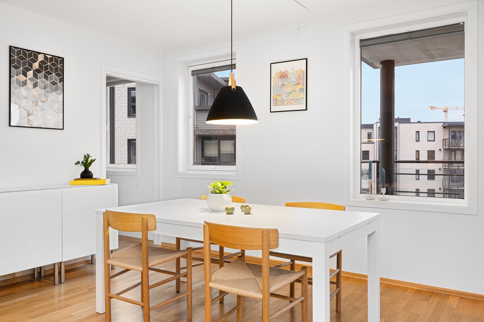 Her er det kjekt å invitere gjester. Perfekt med en åpen og sosial kjøkkenløsning. Plass til stort spisebord. Galleribilde