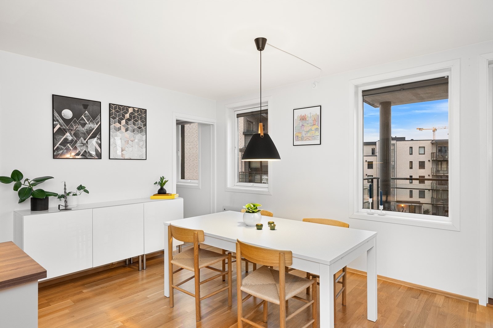 Vinduene har spesialtilpassede plisségardiner. Galleribilde